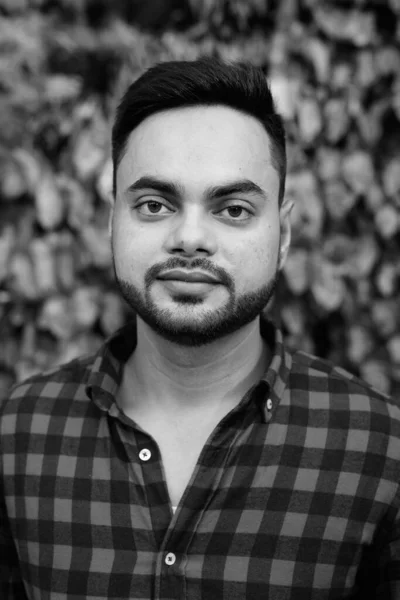 Jeune homme d'affaires indien barbu tourné en noir et blanc — Photo