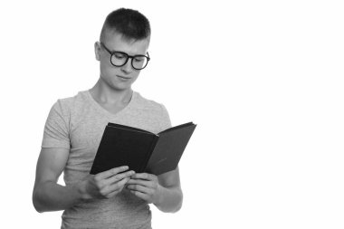 Gözlüklü, kitap okuyan genç, inek bir adamın portresi.