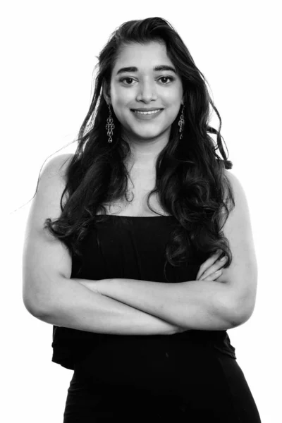 Estúdio tiro de jovem mulher indiana feliz sorrindo com os braços cruzados — Fotografia de Stock