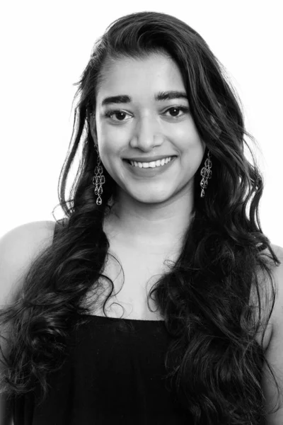 Estúdio tiro de jovem mulher indiana feliz sorrindo — Fotografia de Stock