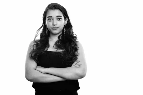 Studio colpo di giovane bella donna indiana con le braccia incrociate — Foto Stock