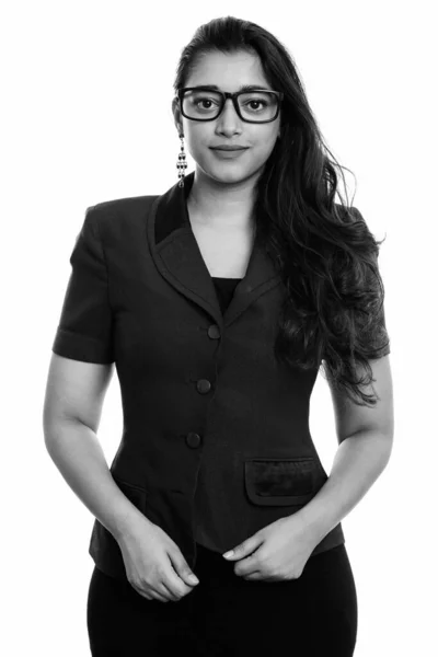 Studio colpo di giovane bella donna d'affari indiana in piedi — Foto Stock