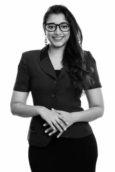 Studio colpo di giovane donna d'affari indiana felice sorridente con le mani insieme — Foto Stock
