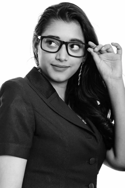 Giovane bella donna d'affari indiana pensando, mentre guardando e tenendo gli occhiali — Foto Stock