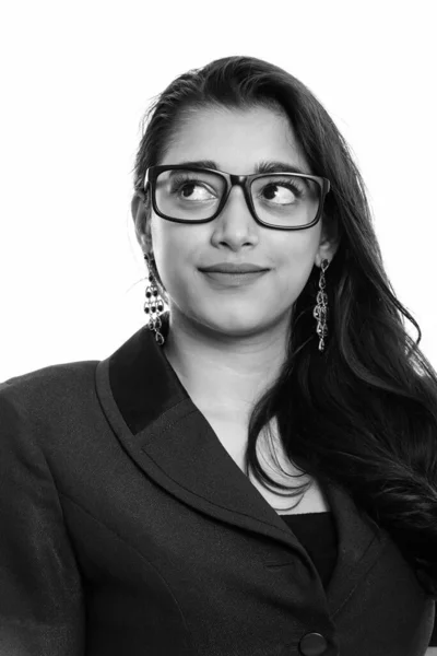 Giovane bella donna d'affari indiana pensando, mentre guardando in alto — Foto Stock
