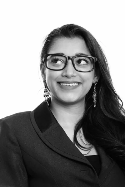 Jeune femme d'affaires indienne heureuse souriant tout en réfléchissant et en levant les yeux — Photo