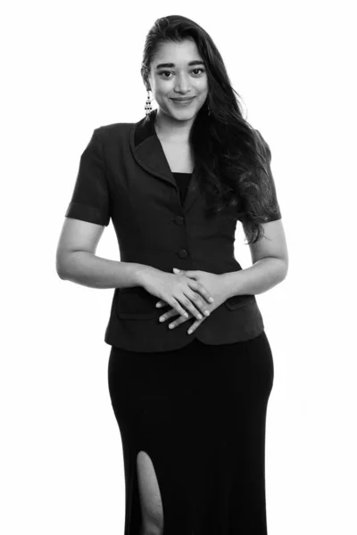 Studio colpo di giovane bella donna d'affari indiana in piedi con le mani insieme — Foto Stock