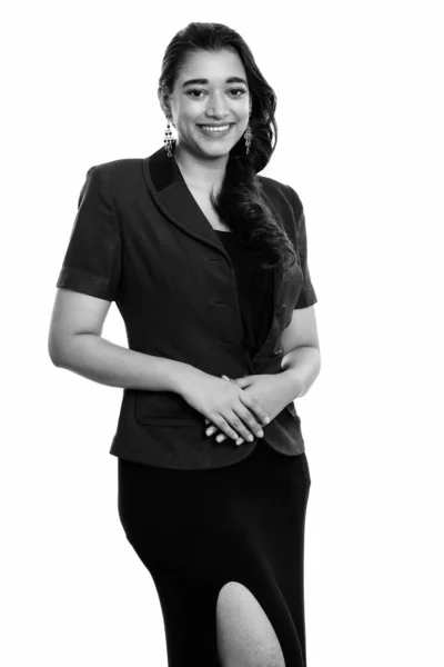 Studio colpo di giovane donna d'affari indiana felice sorridente mentre in piedi — Foto Stock