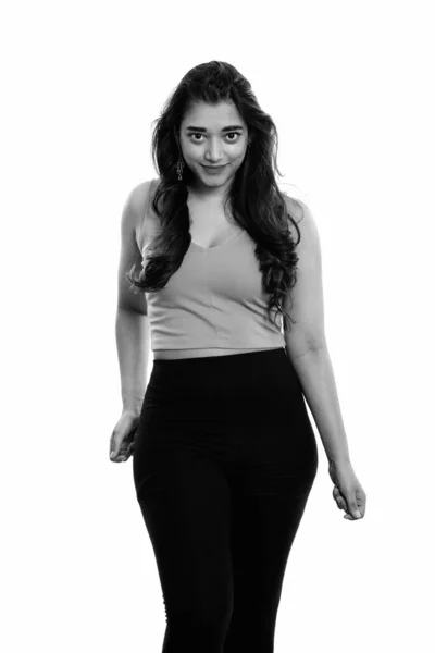 Studio shot van jonge mooie Indiase vrouw staan en poseren — Stockfoto