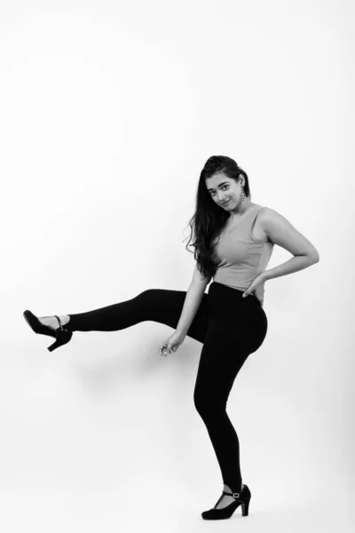 Full body shot van jong mooi Indiaas vrouw poseren met een been omhoog — Stockfoto