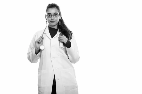 Joven hermosa mujer india médico de pie mientras sostiene estetoscopio — Foto de Stock