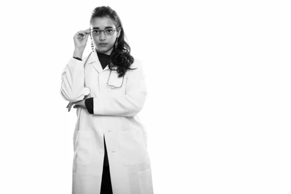 年轻美丽的印度女医生举着眼镜的演播室照片 — 图库照片