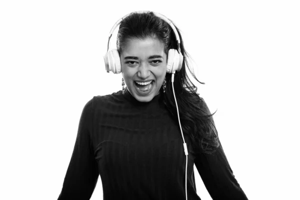 Junge glückliche Inderin lächelt und schreit, während sie Musik hört und Kopfhörer trägt — Stockfoto