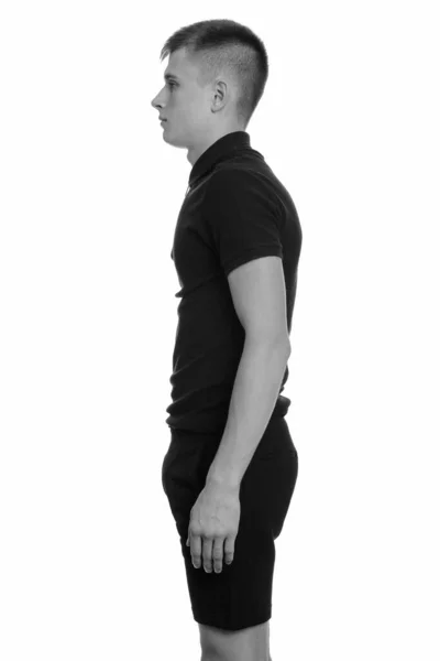 Вид профілю молодого красивого чоловіка в чорно-білому — стокове фото