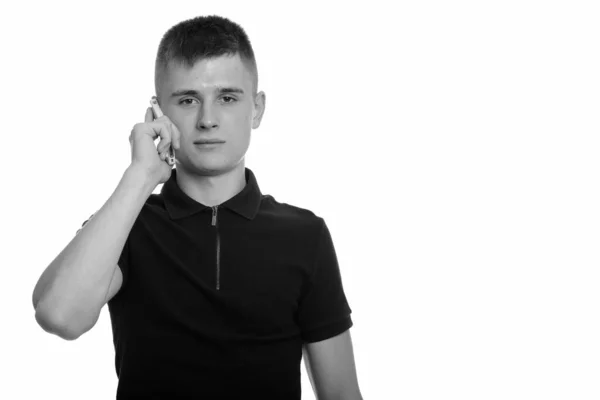 젊은 백인 남자가 휴대폰으로 이야기하는 모습 — 스톡 사진