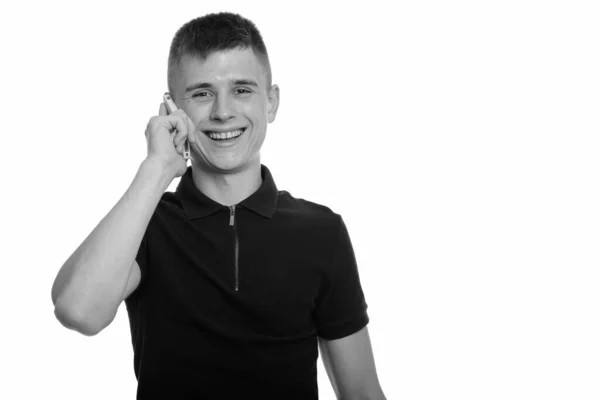 Junger glücklicher Mann aus dem Kaukasus lächelt und telefoniert — Stockfoto