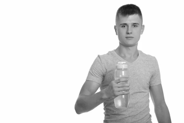 Porträt eines jungen gutaussehenden Mannes mit Wasserflasche — Stockfoto