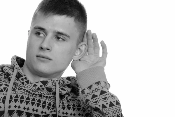 Närbild av unga kaukasiska mannen lyssnar — Stockfoto