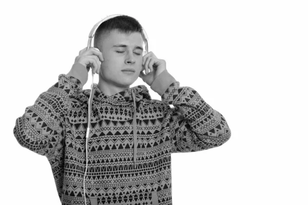 Jovem caucasiano ouvindo música com os olhos fechados — Fotografia de Stock