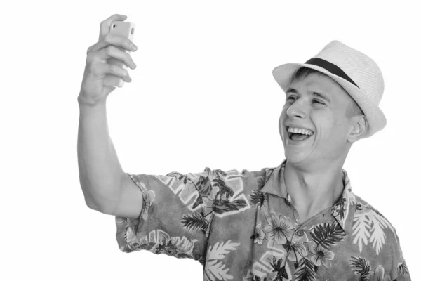 Νεαρός ευτυχισμένος Καυκάσιος άνδρας χαμογελά και βγάζει selfie με κινητό τηλέφωνο — Φωτογραφία Αρχείου