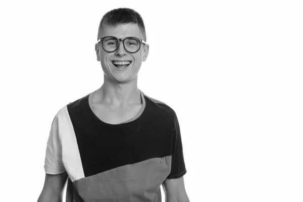 Giovane felice uomo nerd caucasico sorridente con gli occhiali — Foto Stock