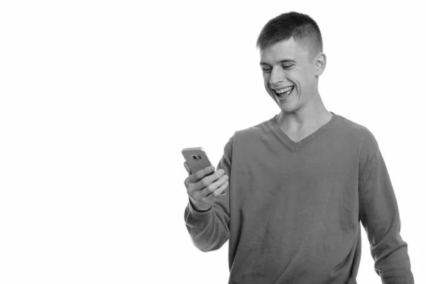 Jovem feliz caucasiano homem sorrindo e segurando telefone celular — Fotografia de Stock