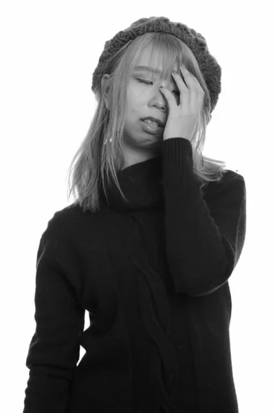 Portræt af stresset ung asiatisk kvinde med rullekrave sweater - Stock-foto