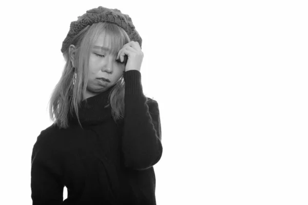 Retrato de mujer asiática joven estresada con suéter de cuello alto —  Fotos de Stock