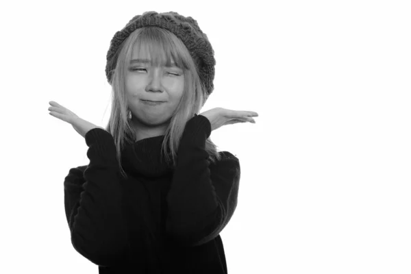 Joven linda mujer asiática posando con las manos cerca de la cara y guiño —  Fotos de Stock