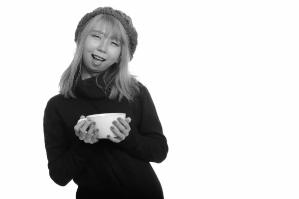 Ung glad asiatisk kvinna ler och håller kaffekopp — Stockfoto
