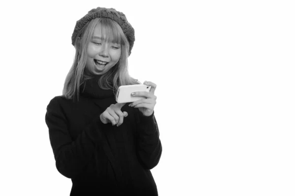 웃고 휴대 전화를 사용하는 행복 한 아시아 여성 — 스톡 사진