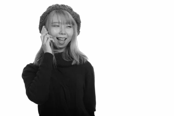 Pensativo feliz mujer asiática sonriendo y hablando en el teléfono móvil —  Fotos de Stock