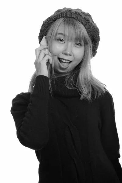 Joven mujer asiática feliz sonriendo y hablando en el teléfono móvil —  Fotos de Stock