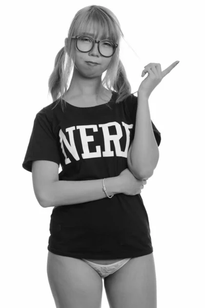 Jong schattig aziatisch nerd vrouw dragen ondergoed terwijl wijzend vinger omhoog — Stockfoto