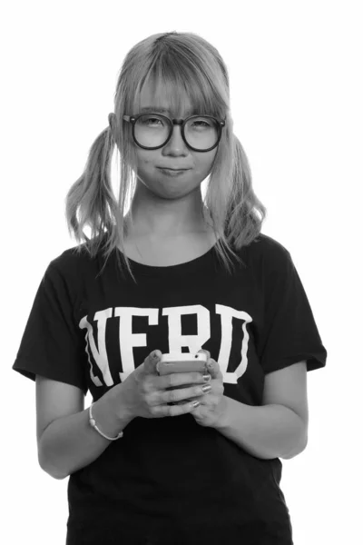 Jong schattig aziatisch nerd vrouw met behulp van mobiele telefoon — Stockfoto
