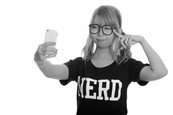 Jovem bonito ásia nerd mulher tomando selfie com celular e pensando — Fotografia de Stock