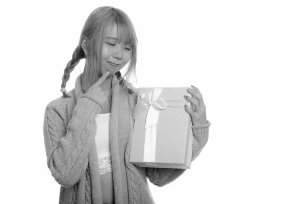 Jong schattig aziatisch vrouw holding gift box terwijl denken — Stockfoto