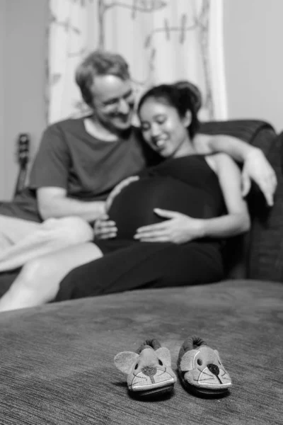 Multi pareja étnica casada y enamorada en la sala de estar — Foto de Stock