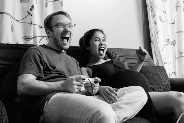 Casal multi étnico casado e apaixonado na sala de estar — Fotografia de Stock