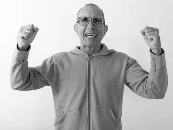 스튜디오는 하얀 배경에 안경을 쓰고 행복 한 대머리 노인이 웃으며 흥분해 있는 모습을 촬영했다. — 스톡 사진