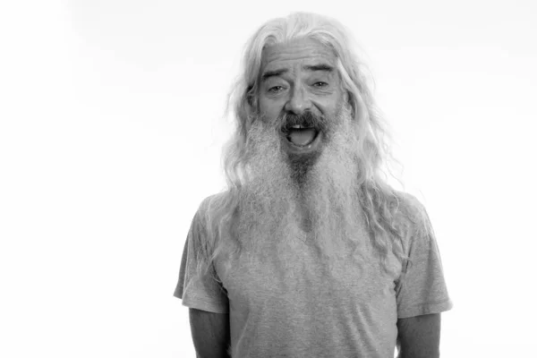 Studio colpo di felice anziano barbuto uomo sorridente mentre ride — Foto Stock