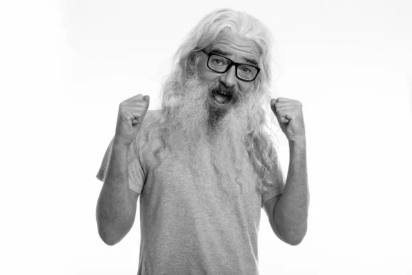 Studio colpo di felice anziano barbuto uomo sorridente e guardando eccitato mentre indossa occhiali da vista — Foto Stock