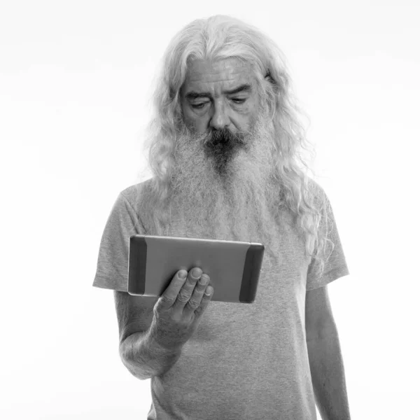 Studio colpo di anziano barbuto uomo utilizzando tablet digitale — Foto Stock