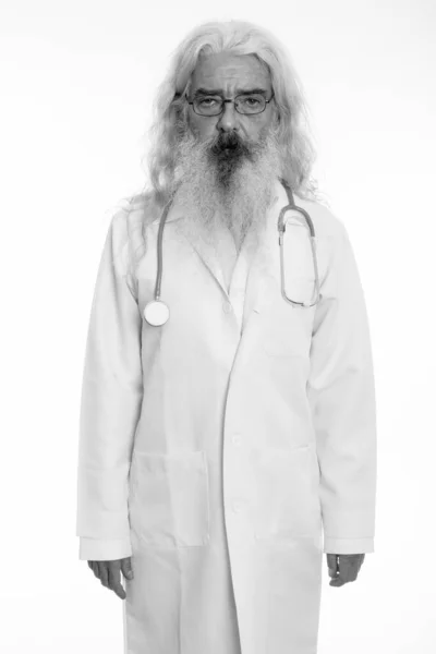 Studio colpo di anziano barbuto uomo medico in piedi mentre indossa occhiali da vista — Foto Stock