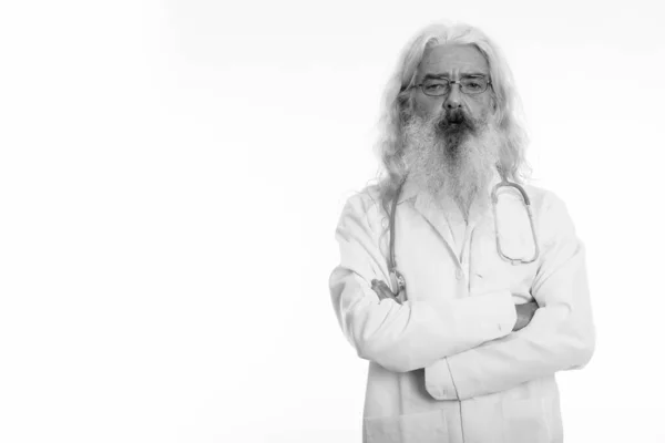Studio colpo di anziano barbuto uomo medico indossare occhiali con le braccia incrociate — Foto Stock