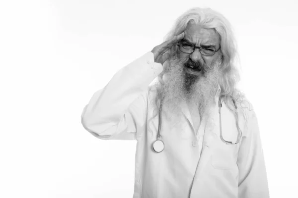 Studio colpo di stressato anziano barbuto uomo medico avendo mal di testa — Foto Stock