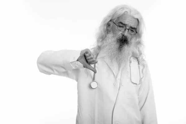 Studio colpo di anziano barbuto uomo medico dando pollice verso il basso — Foto Stock