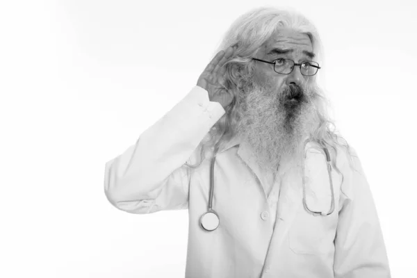 Studio colpo di anziano barbuto uomo medico pensando durante l'ascolto — Foto Stock