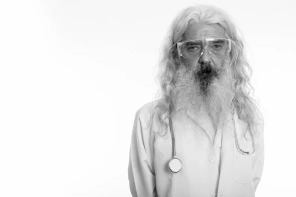 Studio shot di anziano barbuto uomo medico indossare occhiali protettivi — Foto Stock