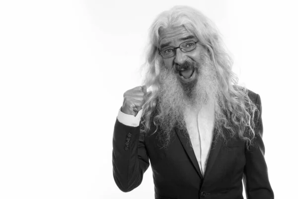 Studio colpo di felice anziano barbuto uomo d'affari sorridente mentre cerca motivato e indossa occhiali da vista — Foto Stock